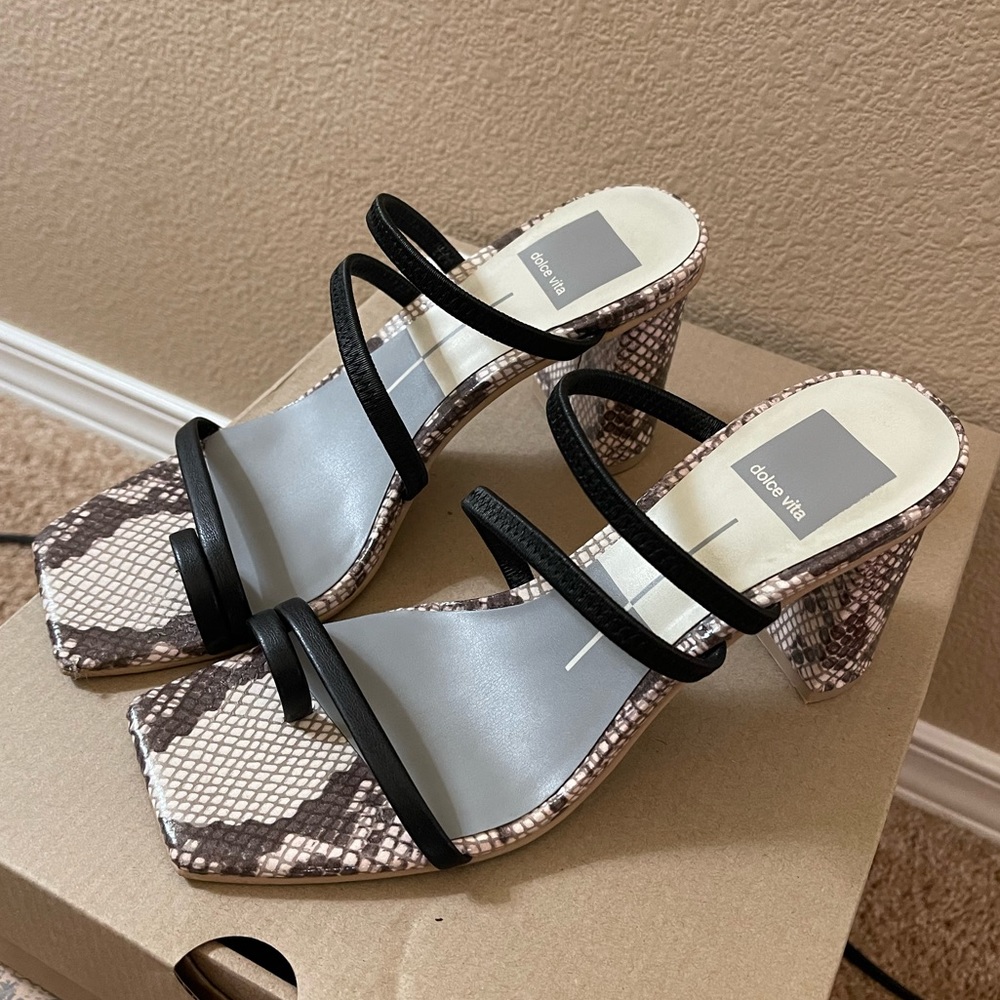 Dolce Vita Womens Prisma Black Faux Leather Toe Loop Heel Sandals  Shoes 6.5
